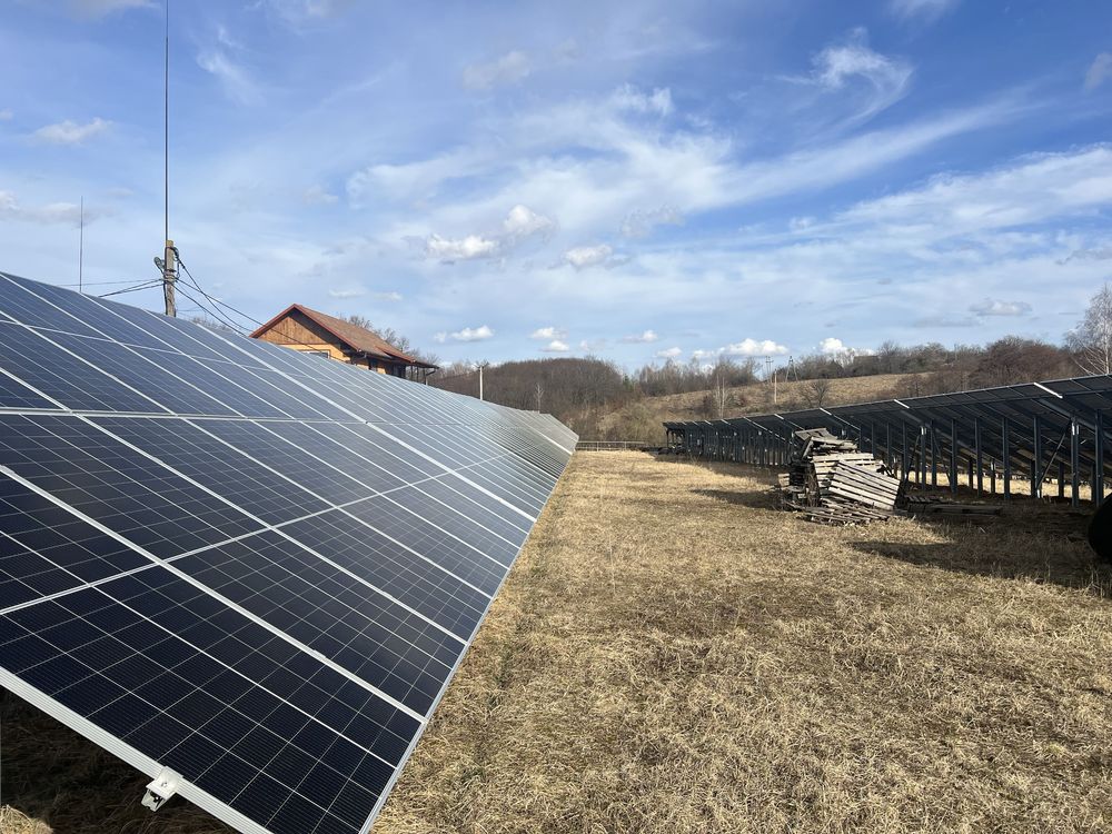 Будинок зі Зрубу, біля Річки, з Сонячною Електростацією