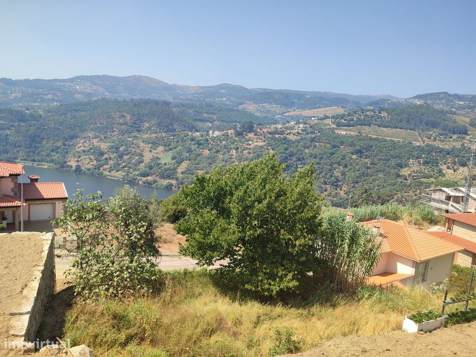 Lote para construção de moradia com 4 frentes, junto ao Rio Douro