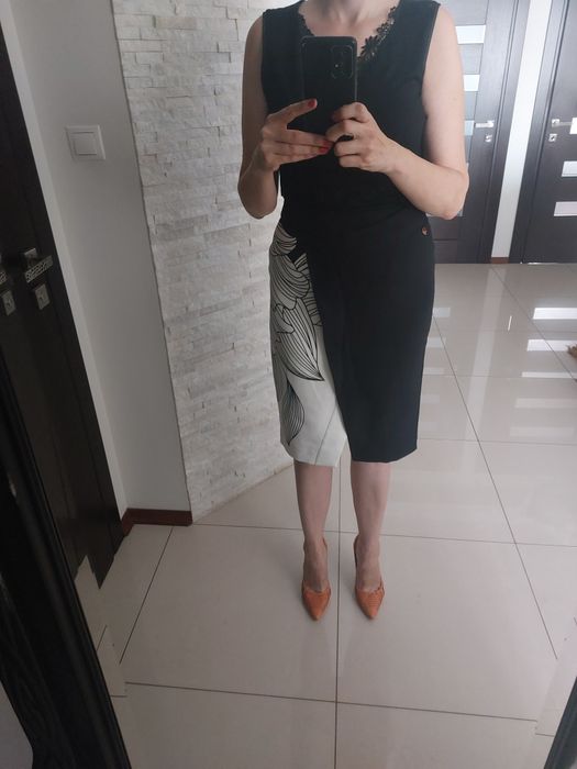 NOWA Ołówkowa spódnica z kwiatem MONNARI, rozm. 36