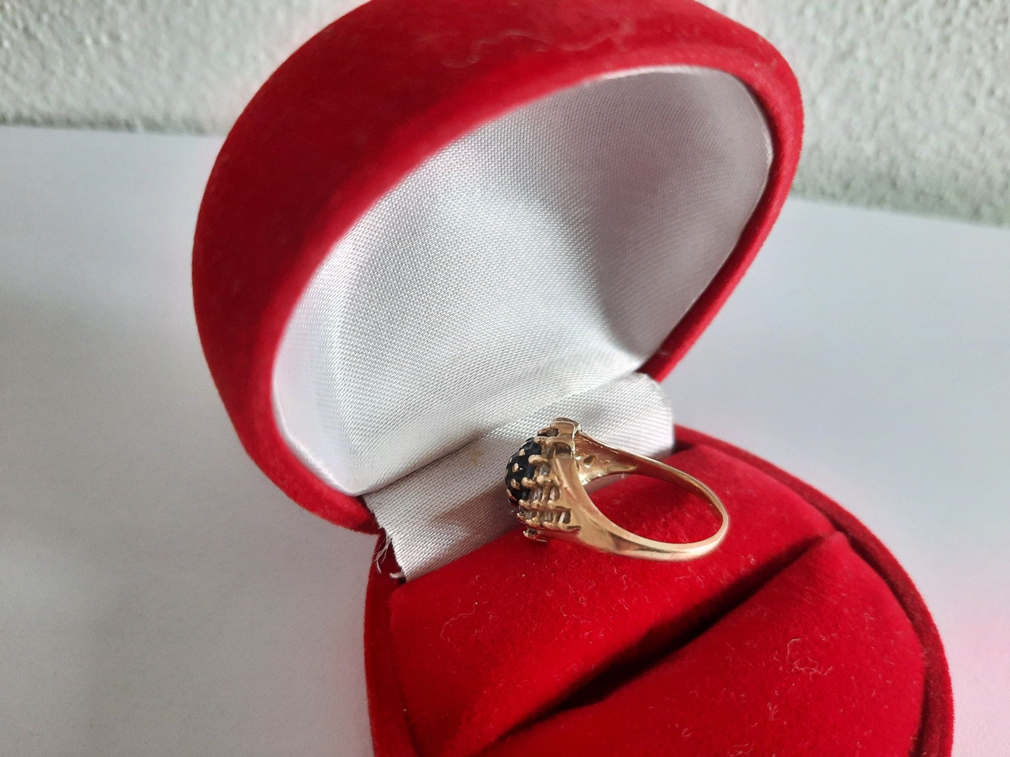 Śliczny złoty pierścionek pr. 585 z cyrkoniami