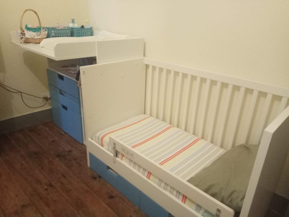 Cama de grades e secretária/muda fraldas