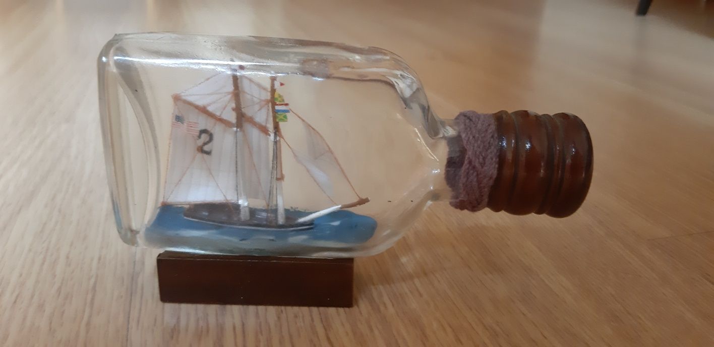 Barco em garrafa de vidro