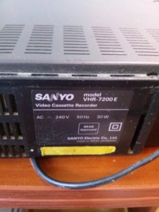 видеомагнитофон SANYO.