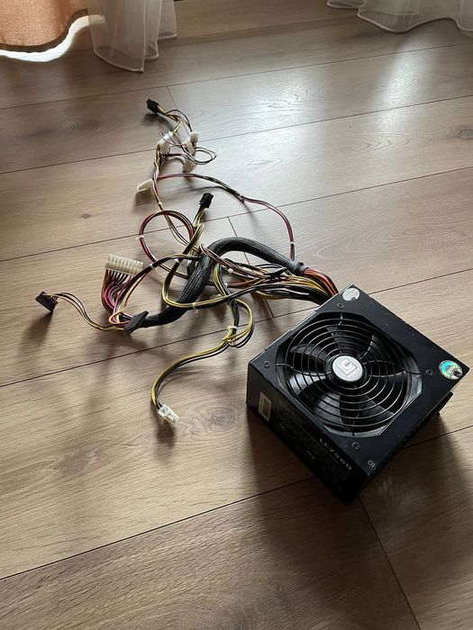 Продам блок живлення на 560W