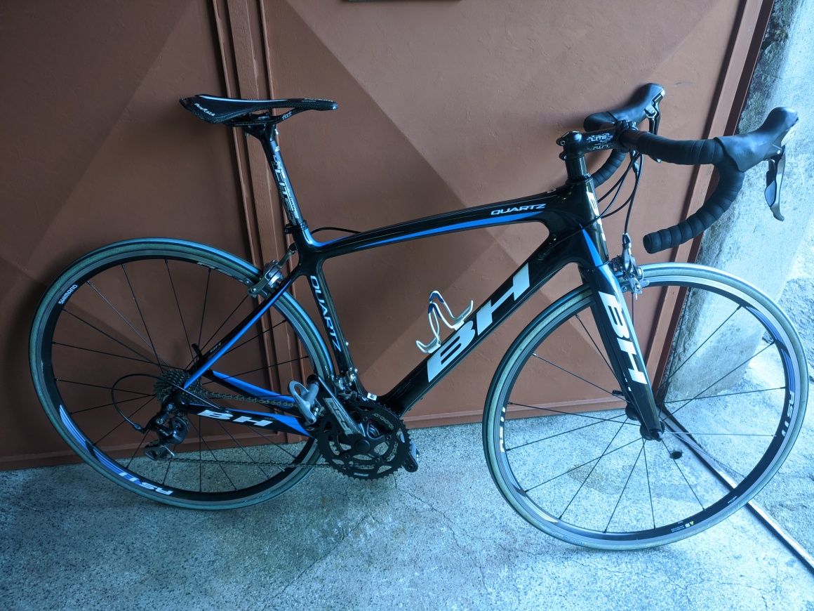 Bicicleta toda em carbono.