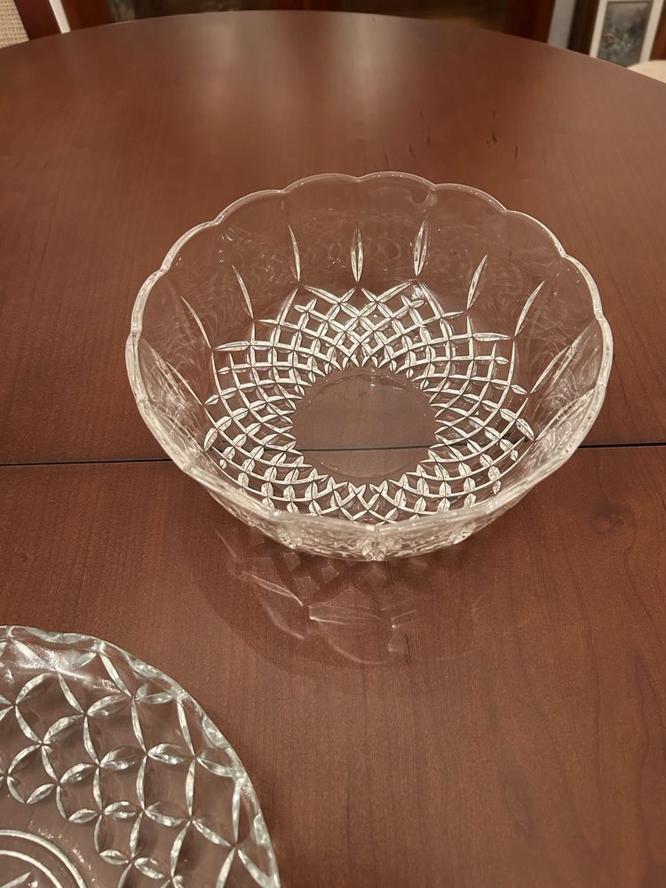 Conjunto de taças e pratos em vidro decorativo