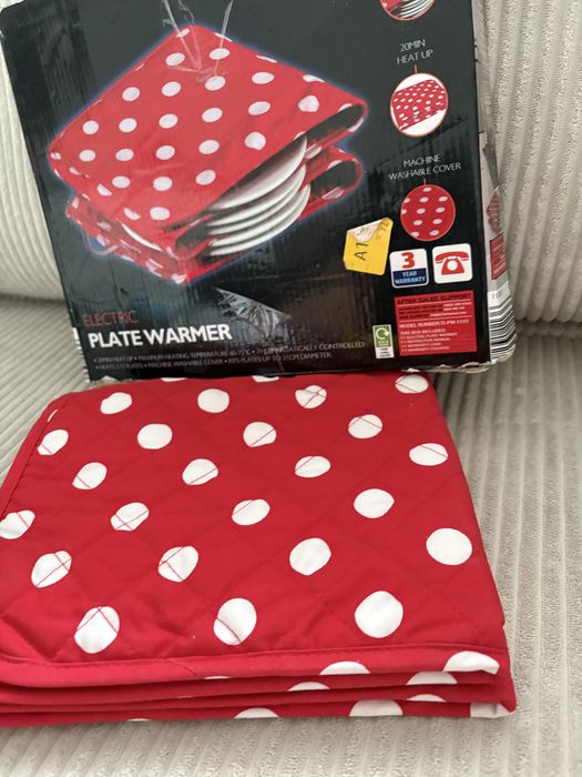 elektryczny podgrzewacz do talerzy marki Delta Kitchen.