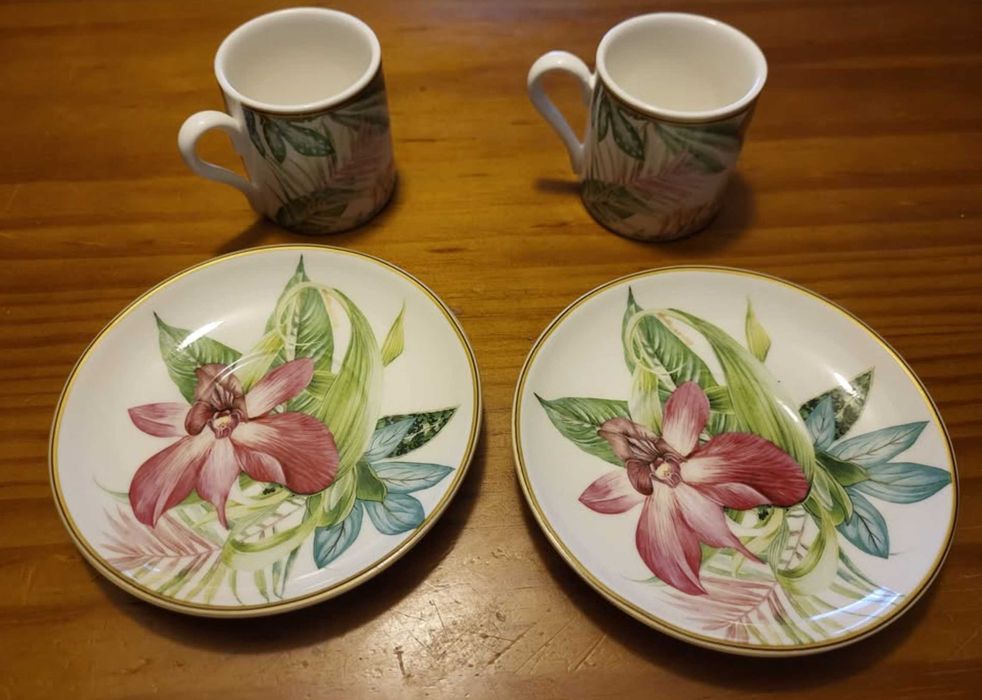 Conjunto 2 chávenas e pires de chá / café, motivo floral