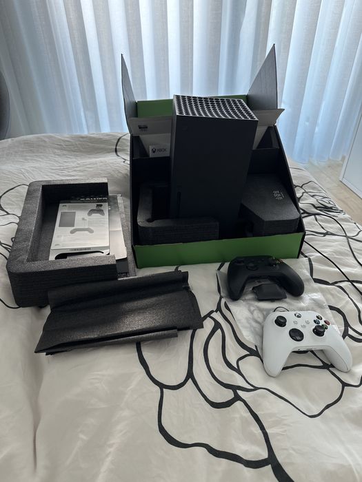 Xbox series X semi nova com 2 comandos