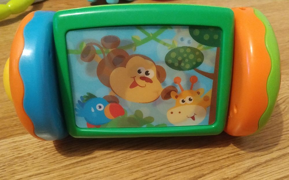 Vários brinquedos de bebé