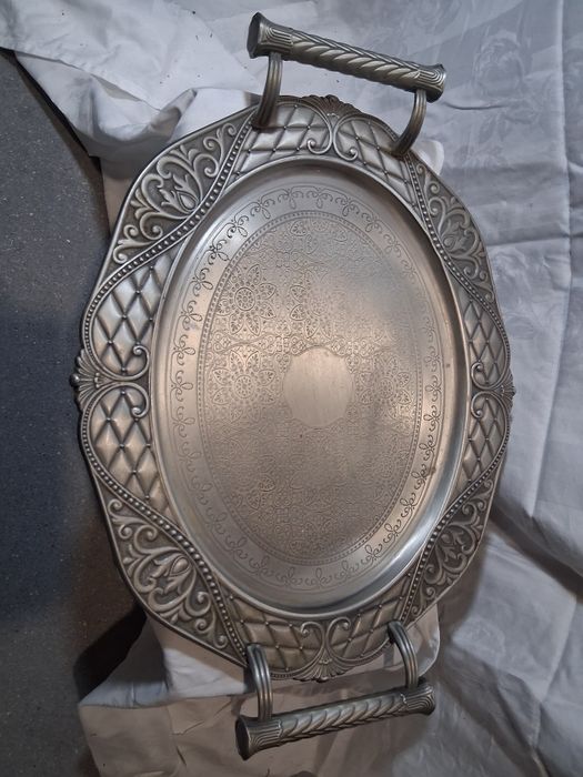 Taca ozdobna metalowa w kolorze srebrnym