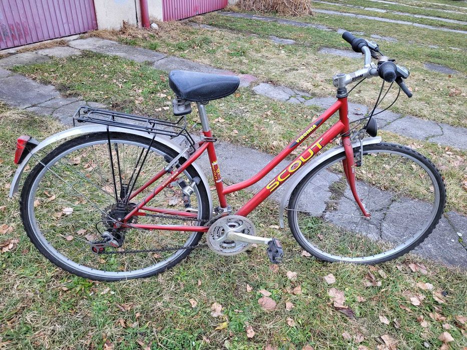 Rower scout z chudymi oponami