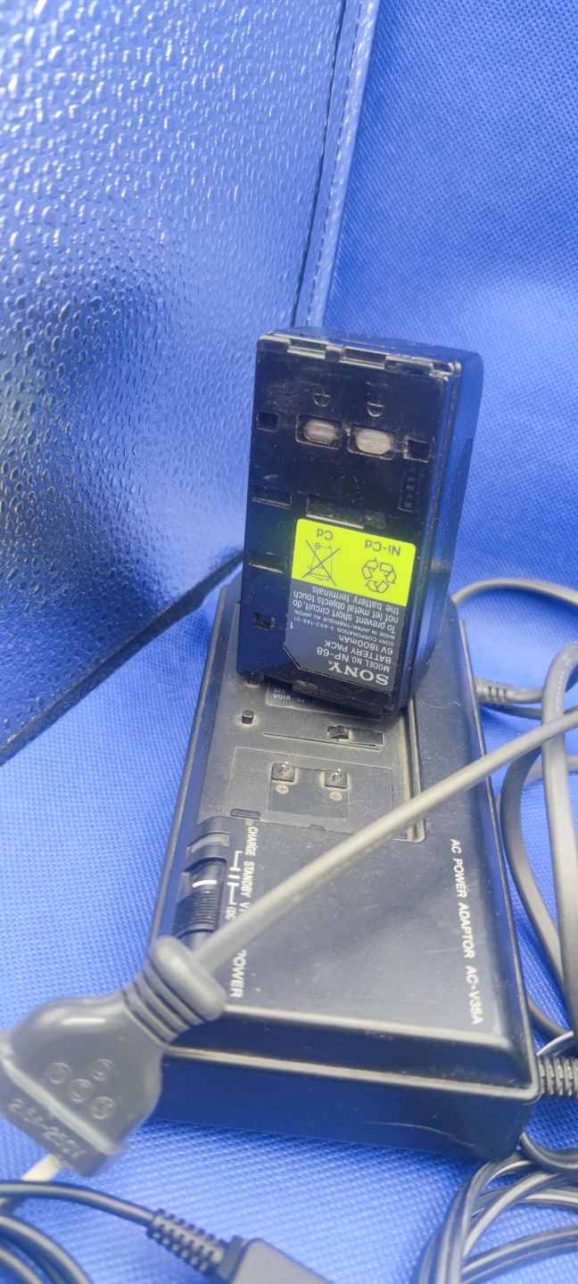 Sony Handycam CCD-TR305E com acessorios (com avaria)