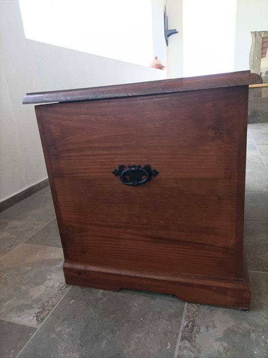 Baú de madeira maciça para arrumação