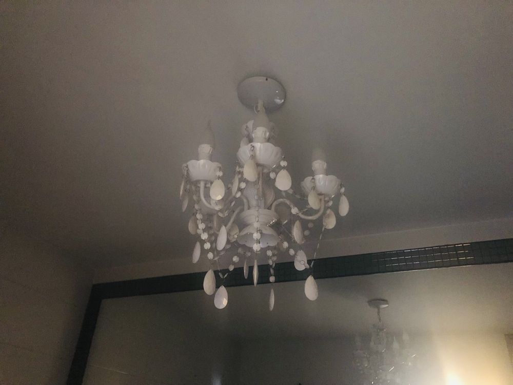 Biała lampa-żyrandol