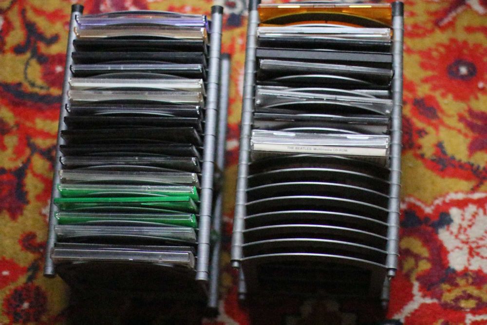 Віддам безкоштовно футляри для дисків. 
Разом із підставками.