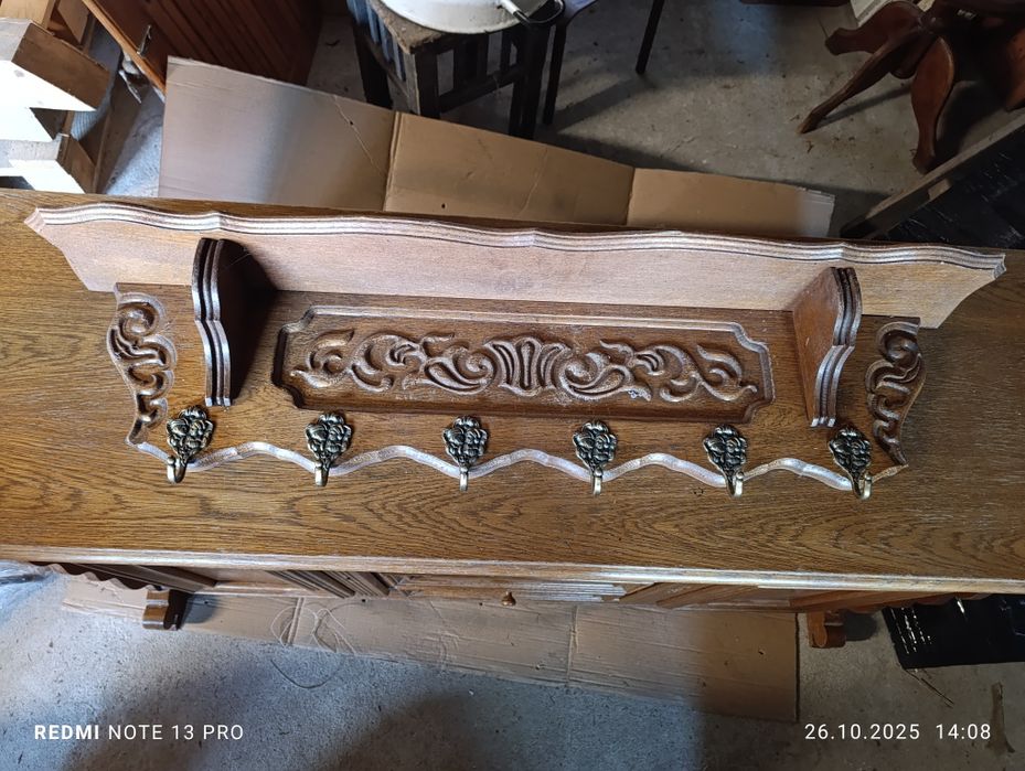 Stylowy drewniany wieszak retro