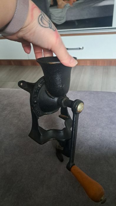 Młynek do kawy stary zabytek
