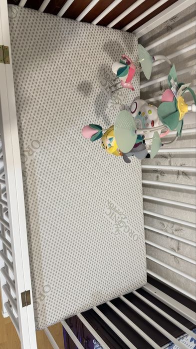 Ліжечко дитяче. Матрац. Мобіль
