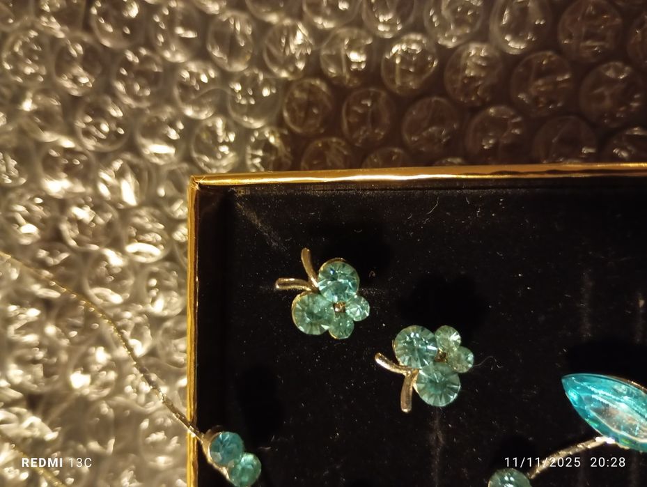 Colar e brincos em forma de borboleta