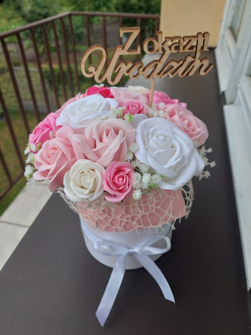 Flowerbox z pachnących różyczek mydlanych na prezent