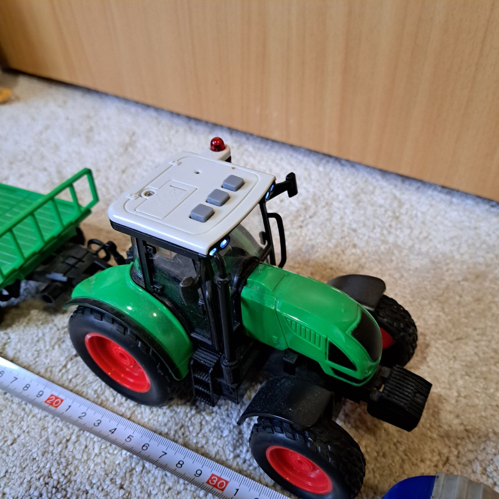 Traktor z przyczepą i belami siana