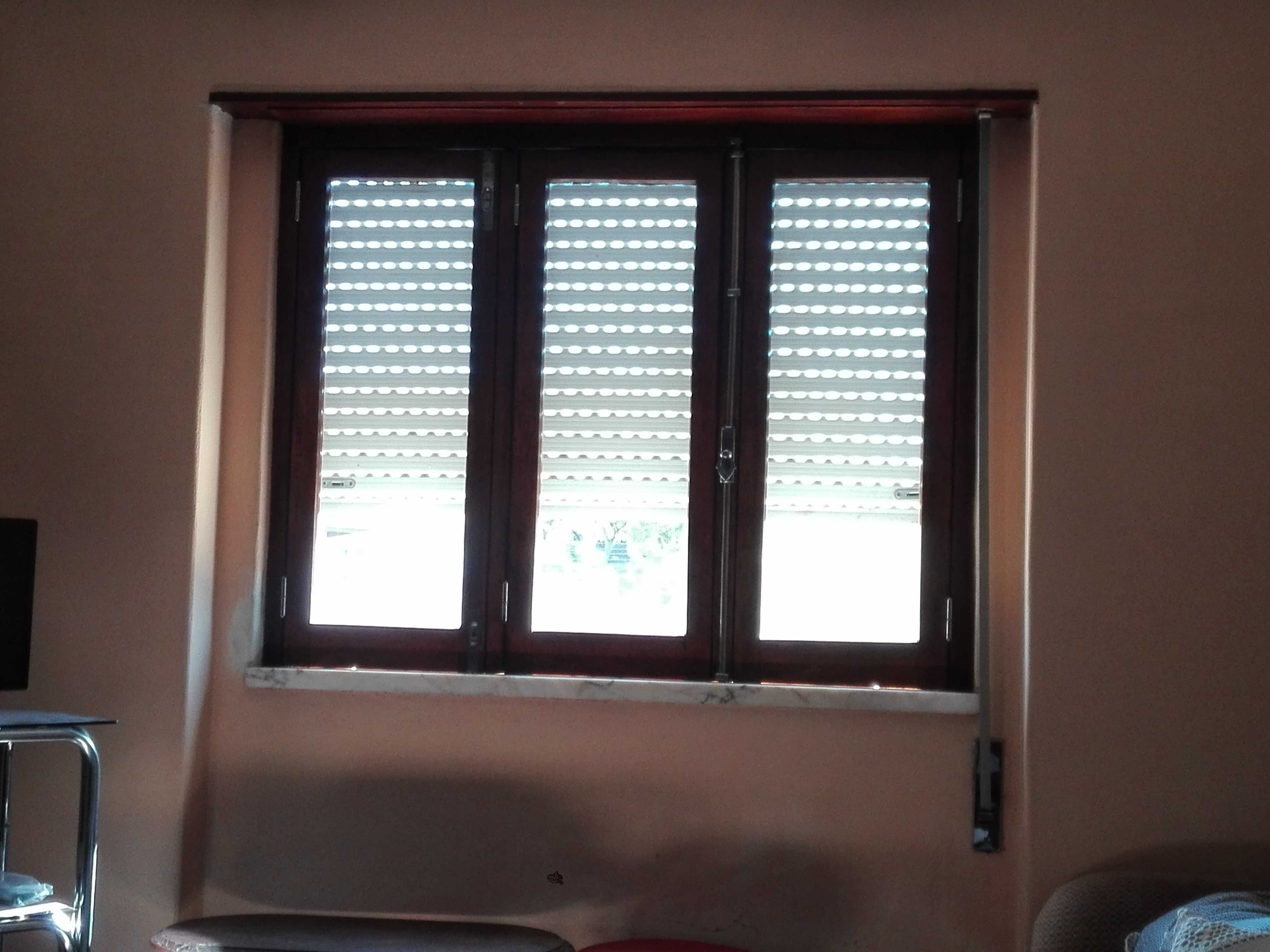 Janela de sala em mogno