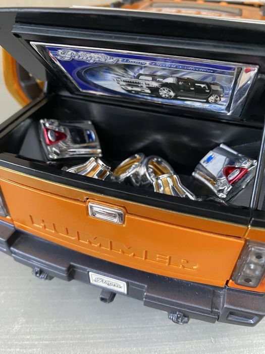 Модель Hummer H2 SUT 1/18 Maisto Prorodz