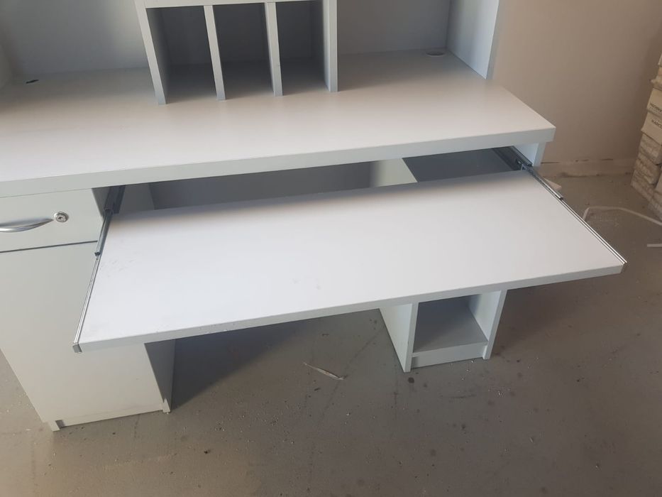 Mebel biurowy, biurko z nadstawką