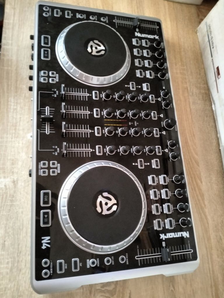Numark N4 DJ kontroler