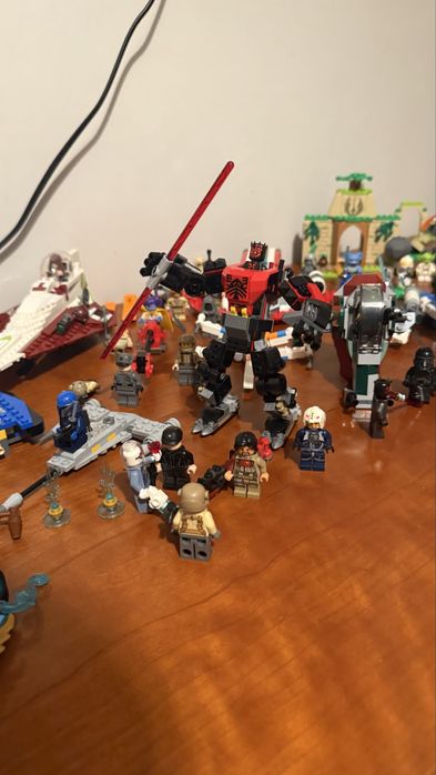 Set de legos star wars cerca de 70/80 figuras e cerca de 20 conjuntos