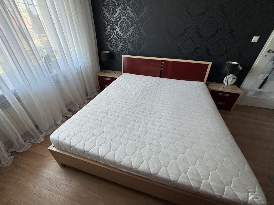 Łóżko z materacem