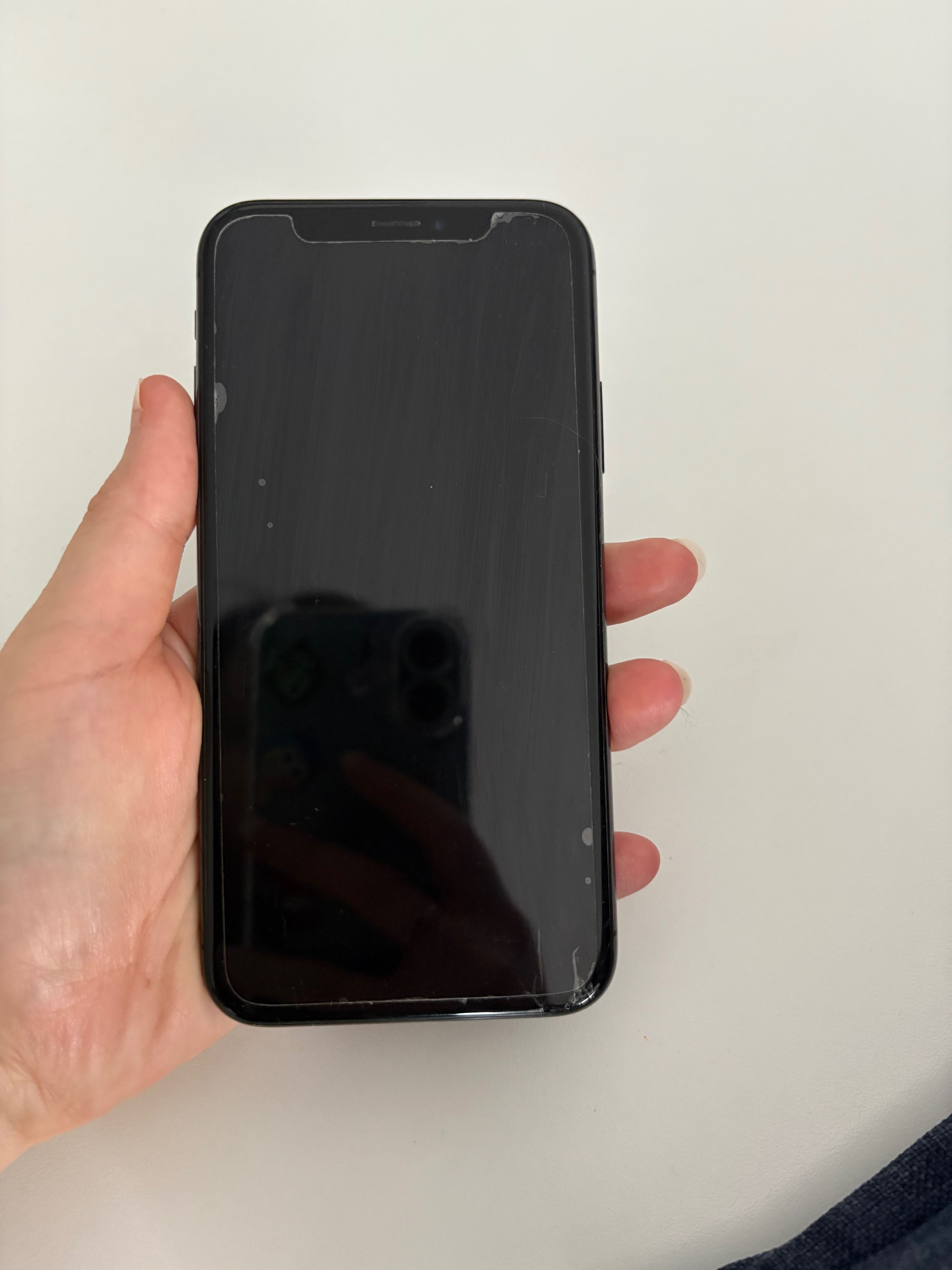 iPhone X- z małym pęknięciem