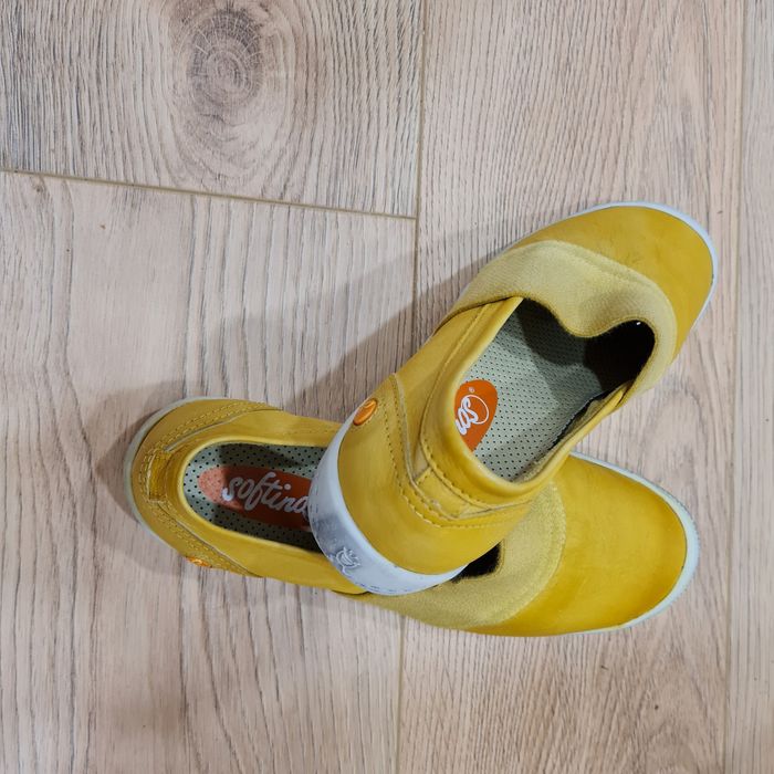 Sapatos amarelos da Softinos em tamanho 39