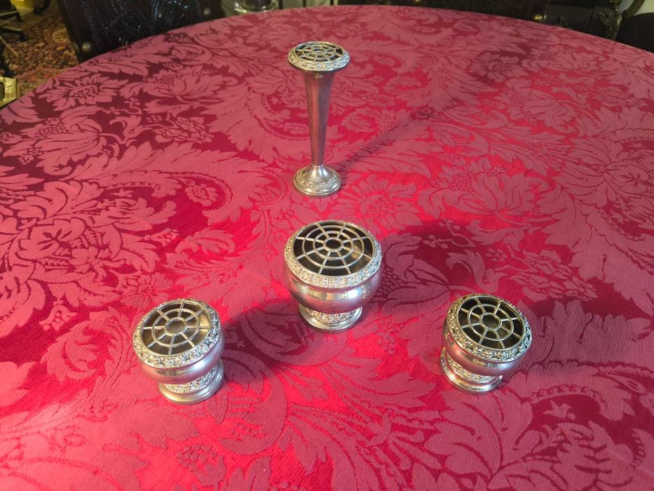 Conjunto de floreiras em casquinha de prata