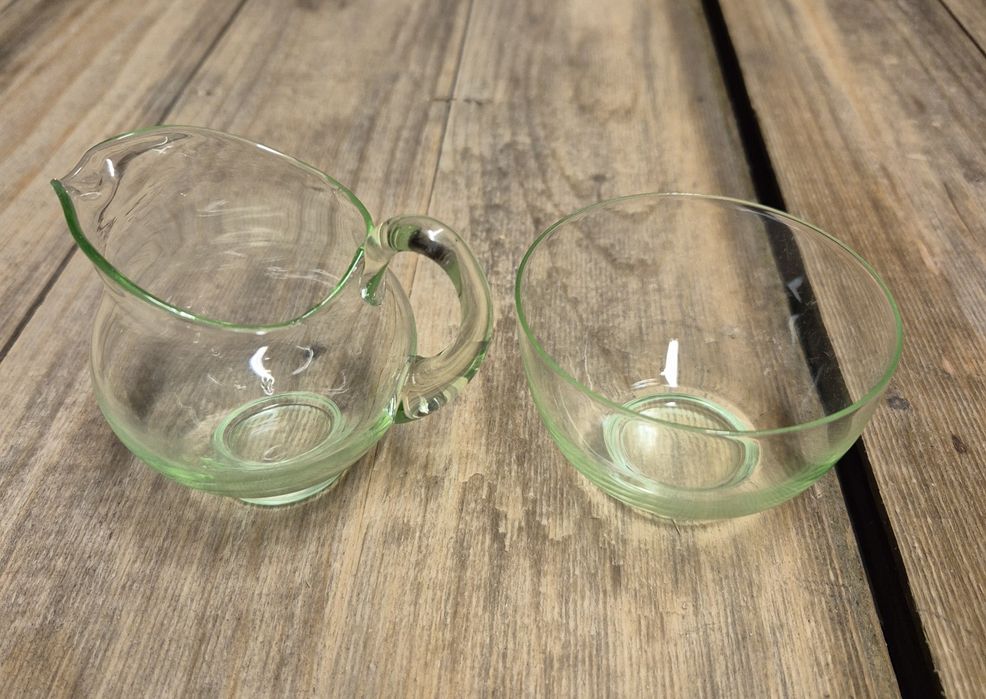 Szklany mlecznik i cukiernica