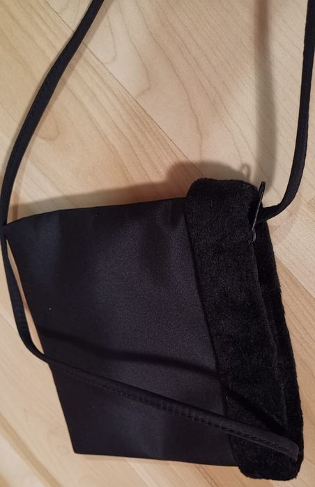 Nowa atłasowa czarna torebka z futerkiem, Avon