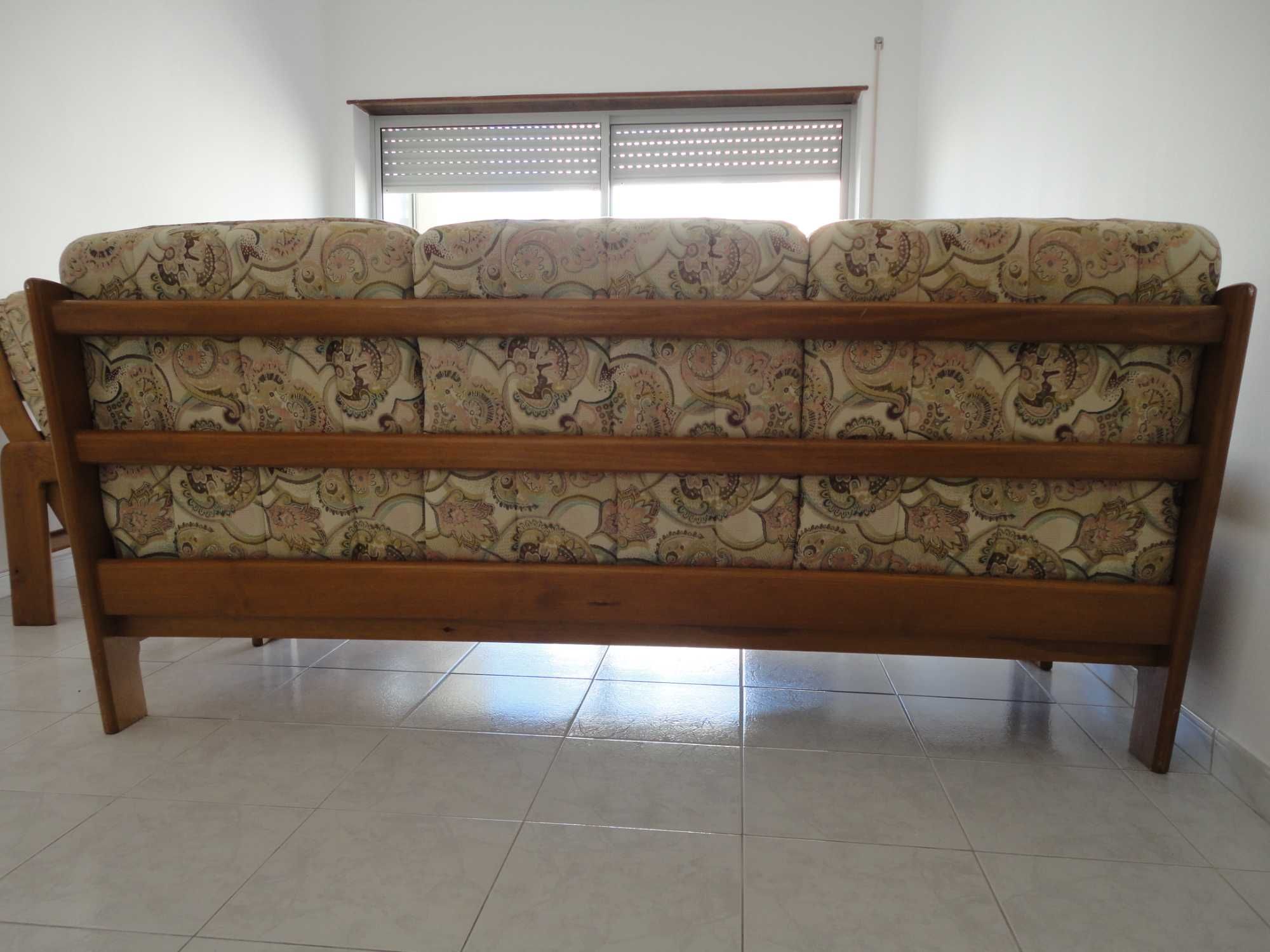 Vendo Sofá 3 lugares + 2 cadeirões usados.