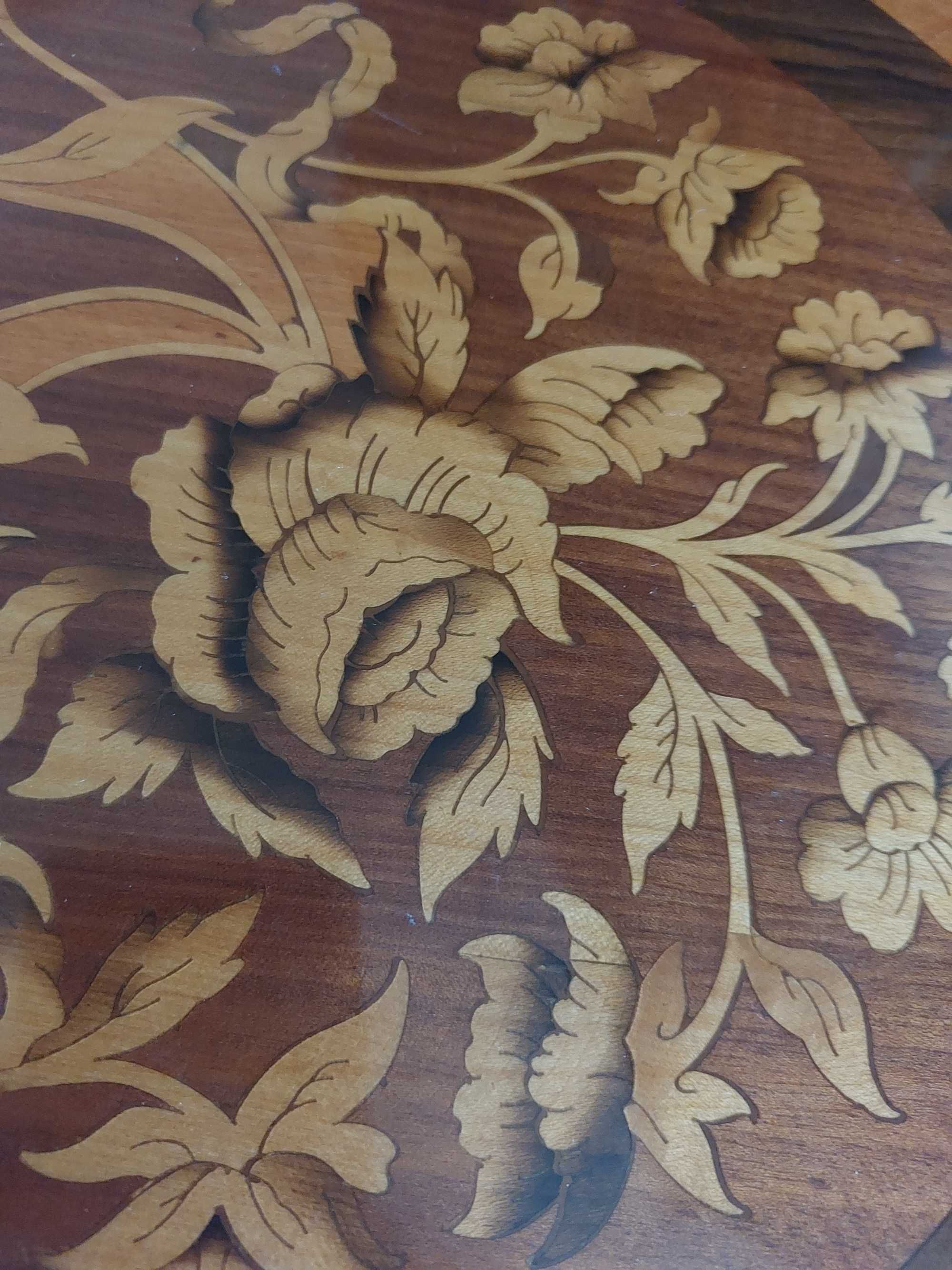 Stolik drewniany okrągły, intarsia i okucia
