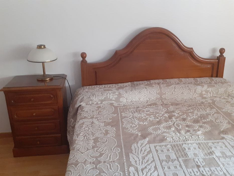 Mobília de quarto, em madeira macica