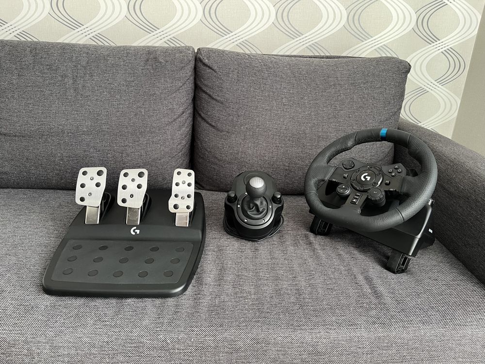 Logitech G923 + Logitech driving force shifter