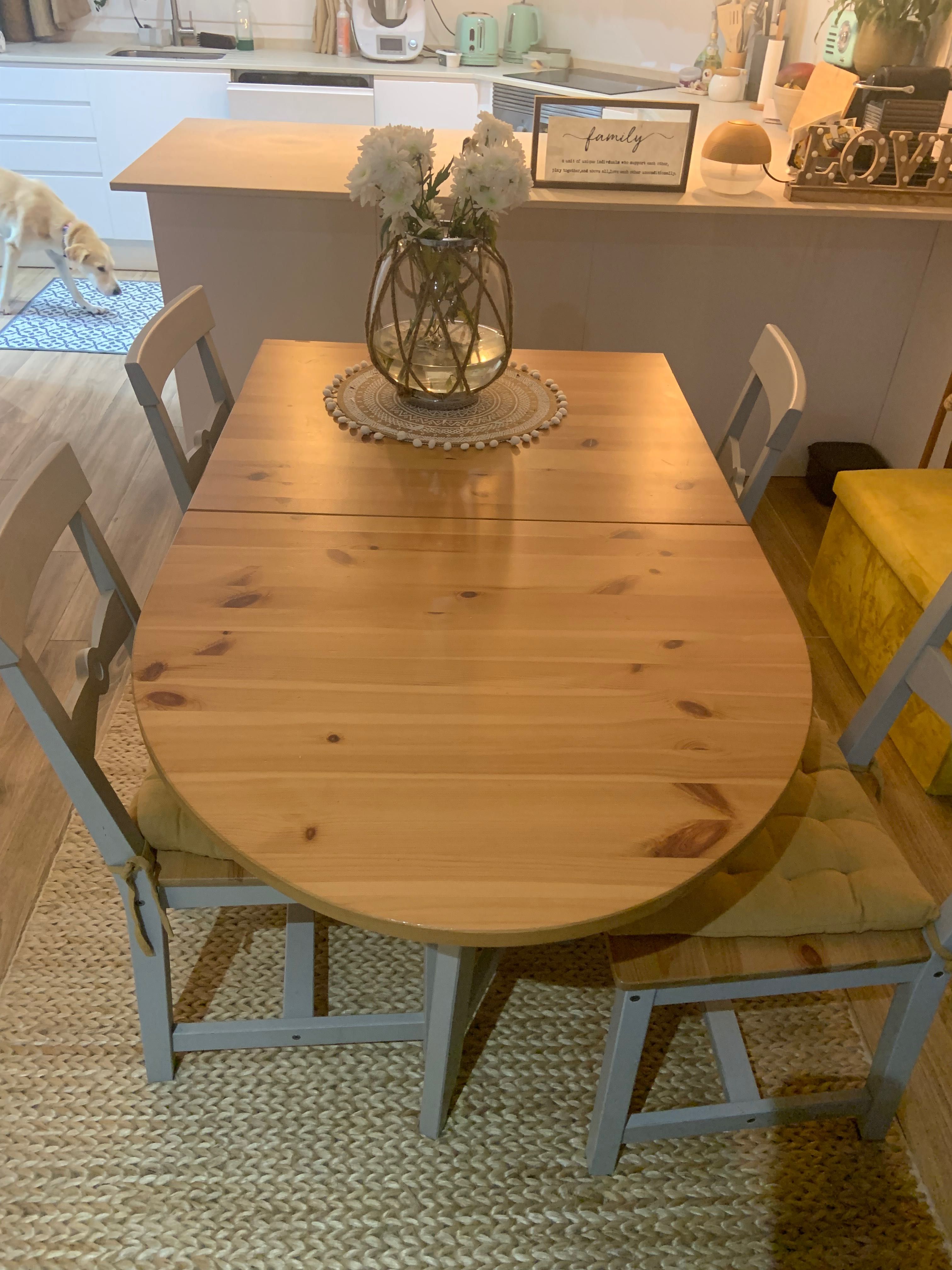Mesa de jantar extensível e 4 cadeiras