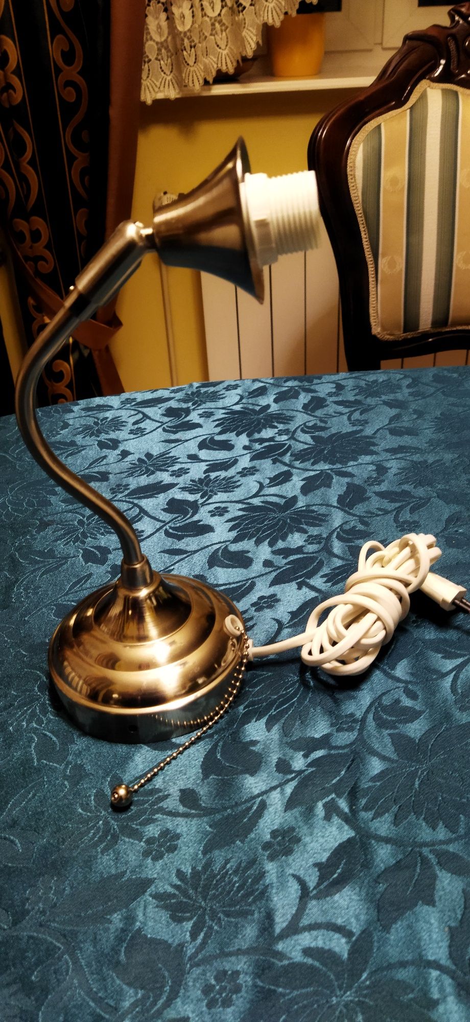 Kinkiet lampka metalowa srebrna błyszcząca z kloszem szklanym