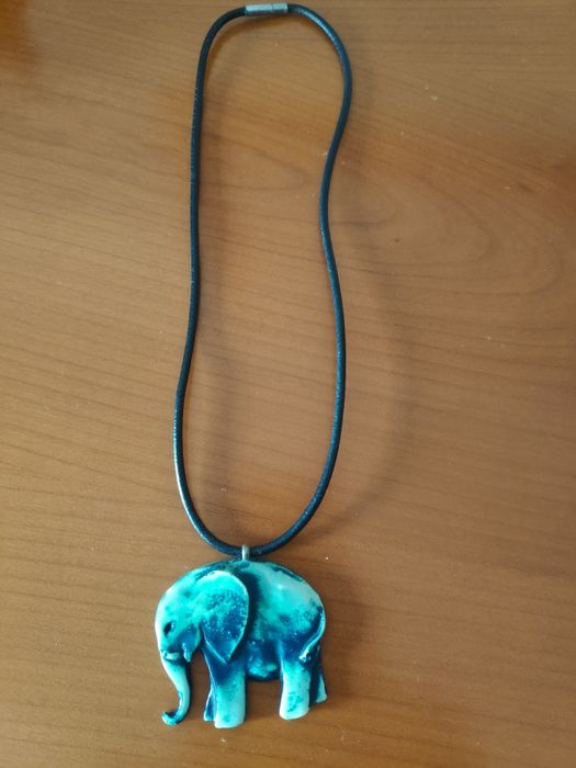 Colar com elefante azul turquesa