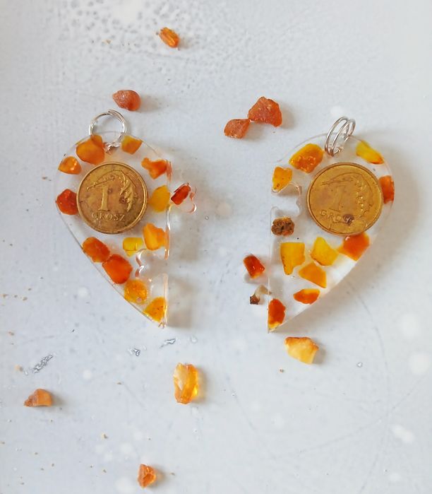 Dwa nowe breloki z bursztynem I grosikiem