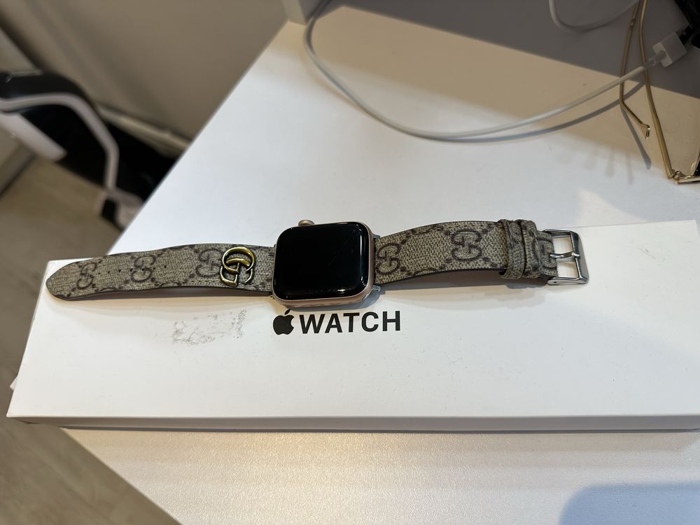 Apple Watch SE gold rose