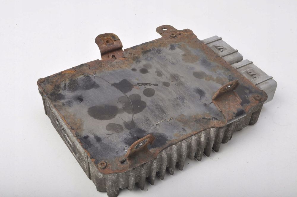 VOYAGER IV 3.3 KOMPUTER SILNIKA 04727402AJ