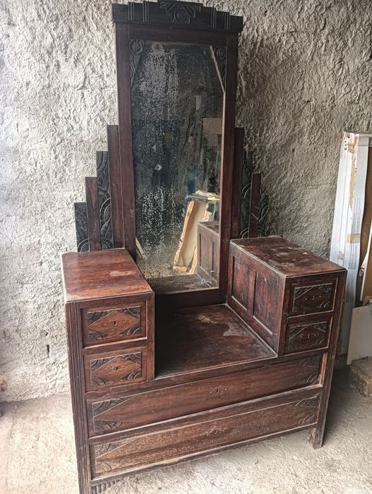 Cómoda antiga com espelho