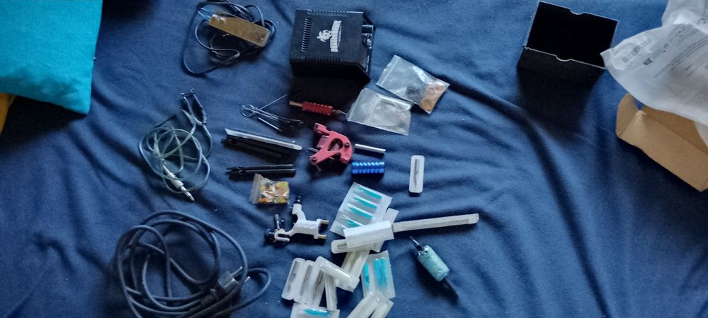 Kit de tatuagem com 2 máquinas