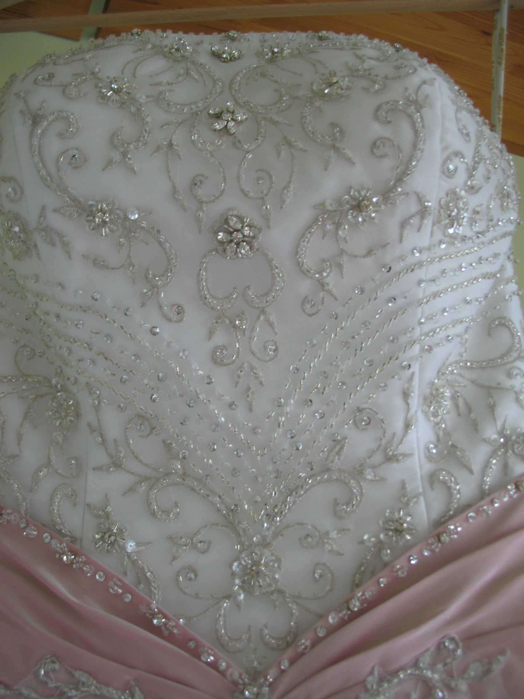 suknia ślubna typu "księżniczka"  z kryształkami Swarowskiego